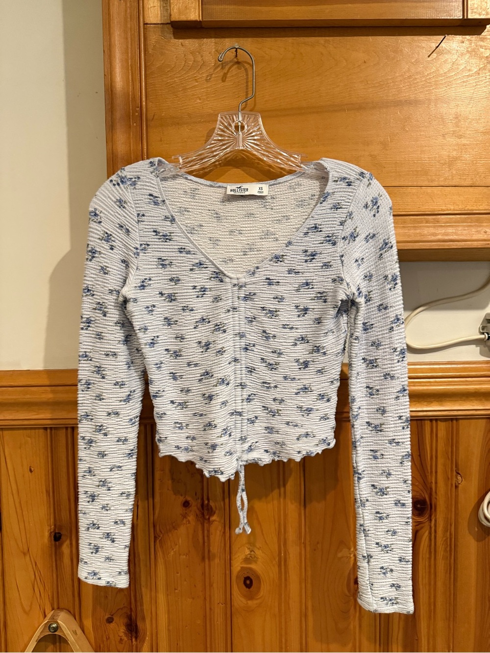 Hollister White and Blue Floral Ribbed Long-Sleeve Cropped Top